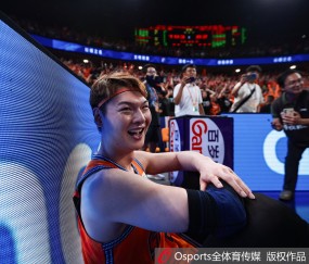 开云公司-记者：我们更熟悉满脸笑容的王哲林 但昨夜我们看到了狰狞的大王